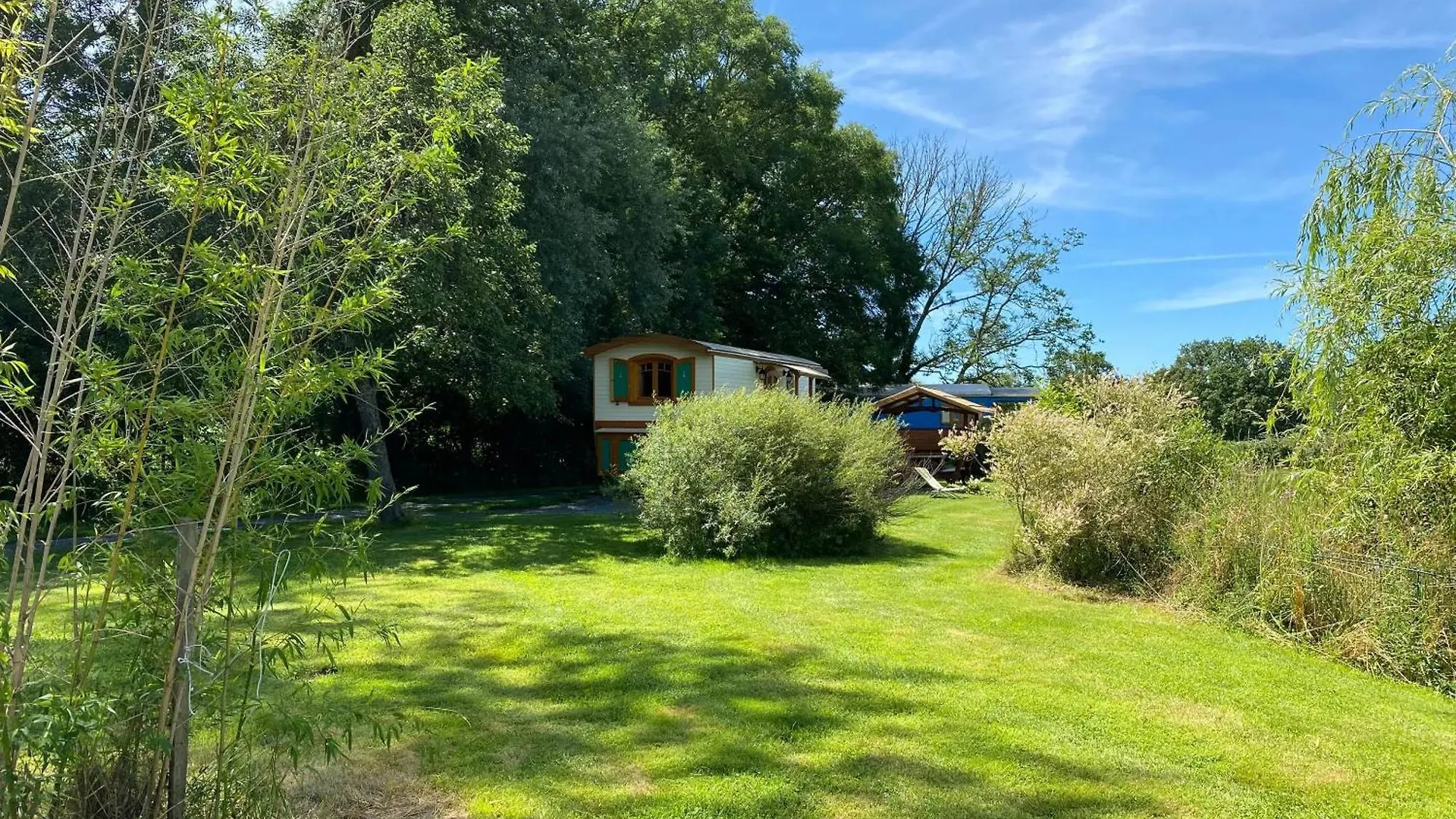 Bungalow Confortable A Saint-Pardoux Avec Piscine Partagee 0*, Saint-Pardoux (Puy-de-Dome) France