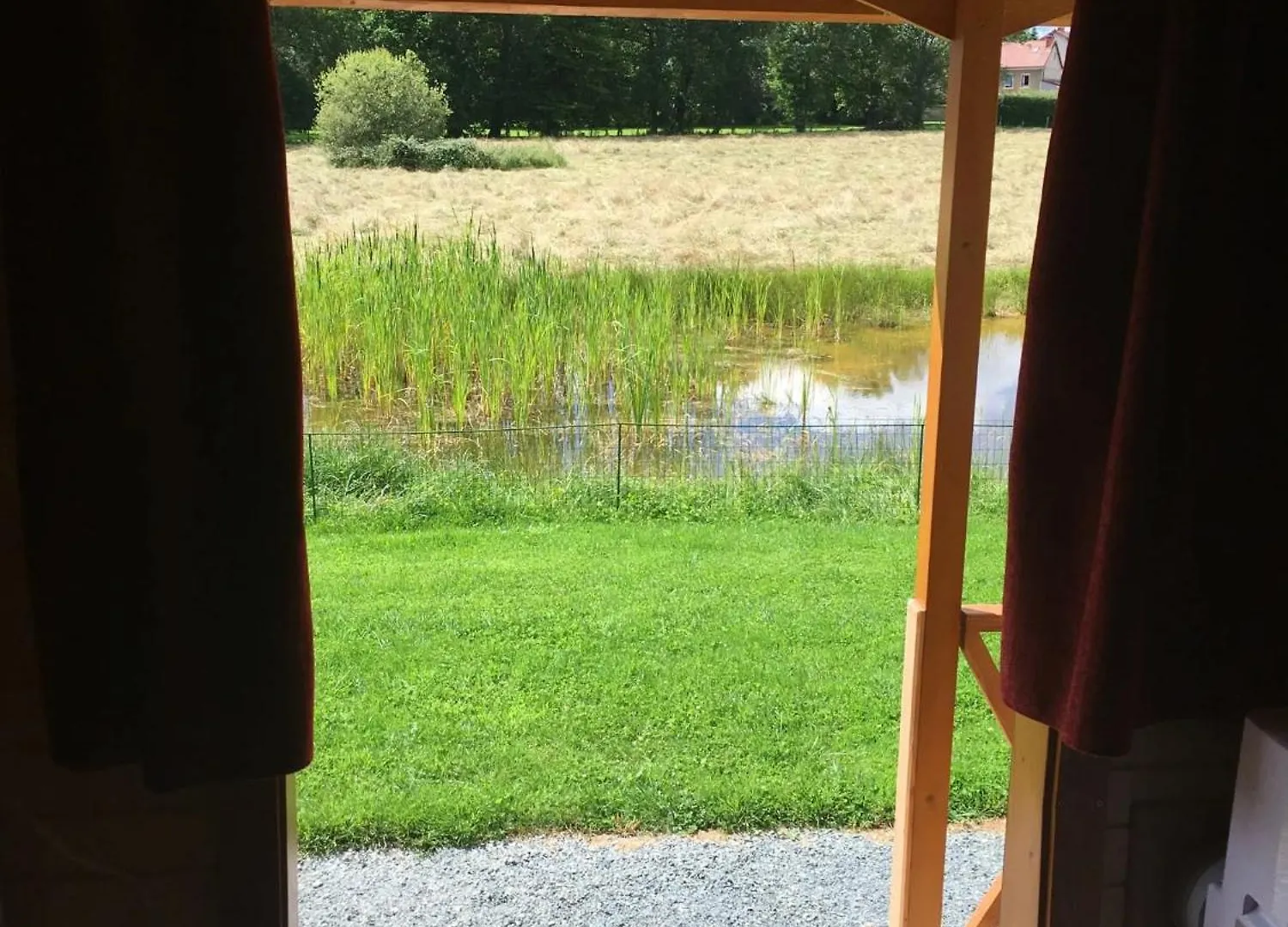 Bungalow de 2 chambres avec piscine partagee jardin et wifi a Saint Pardoux 0*, Saint-Pardoux (Puy-de-Dome) France
